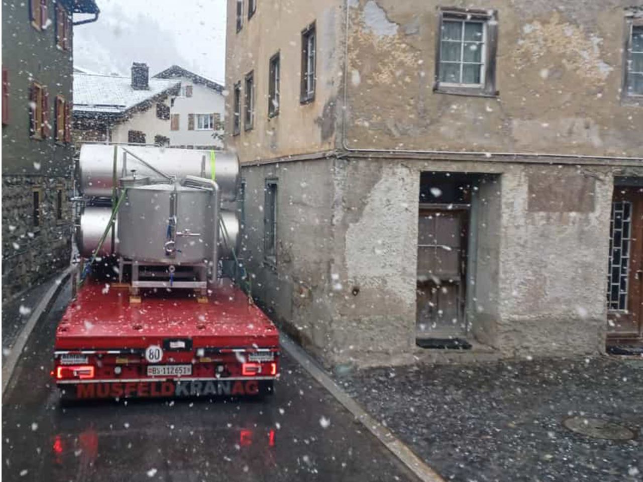 Transport einer Brauereianlage von Graubünden nach Basel